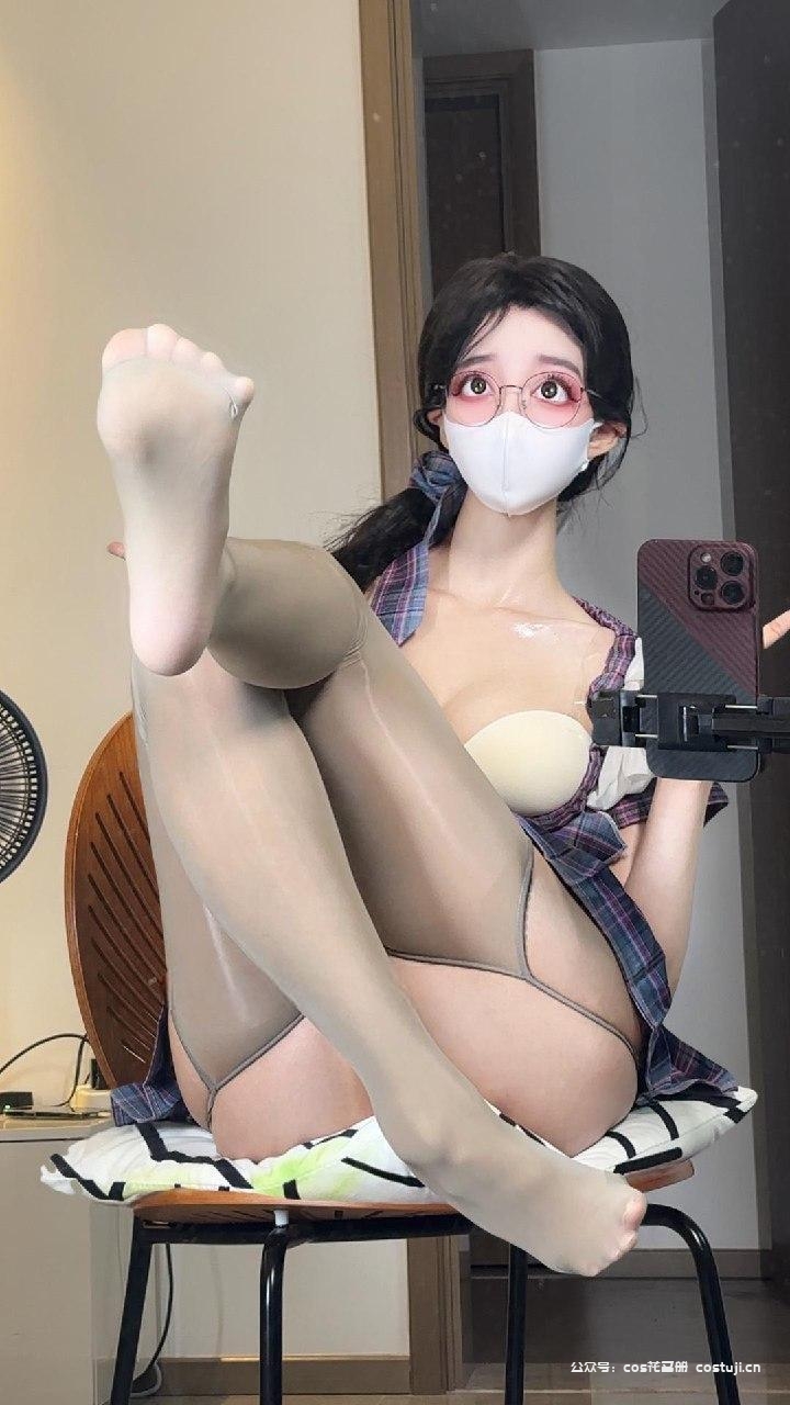 抖音31W粉#桂芬鸟遇No.052期 学院风jik超短裙+肉丝吊带袜[11P]